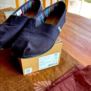 Women’s black Tom’s slip on